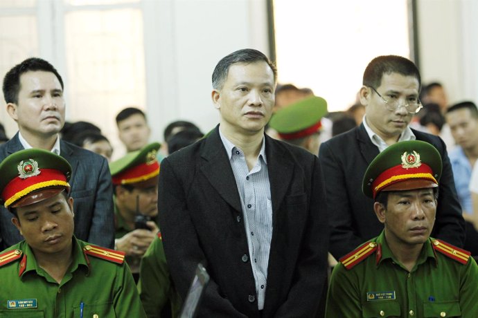 Vietnamese dissident Nguyen Van Dai (C) stands at a court in Hanoi, Vietnam Apri