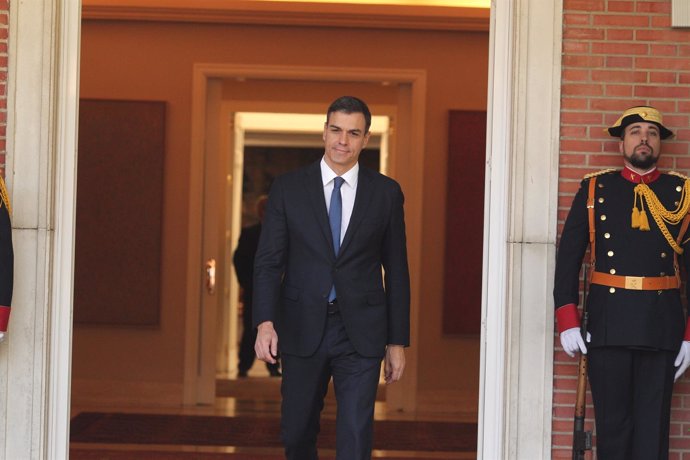 Pedro Sánchez se estrena como presidente recibiendo a su homólogo ucraniano