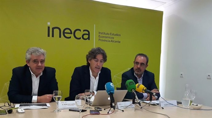 Rafael Ballester, en el centro de la mesa, este viernes