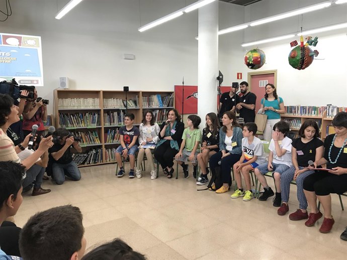 Alcaldessa  Ada Colau i regidor Laia Ortiz amb alumnes de l'escola Cervantes