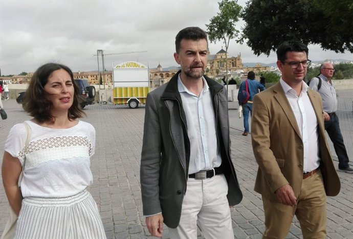 Maíllo, entre los coordinadores local y provincial de IU en Córdoba