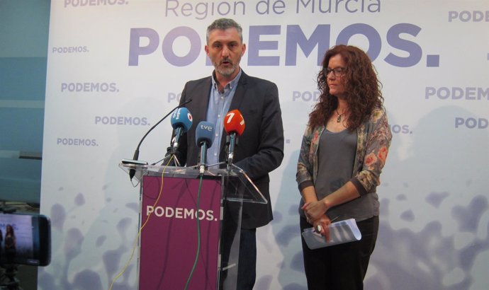 Urralburu junto a  diputada Ángeles García Navarro                         