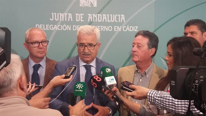 Jiménez Barrios atiende a la prensa en Cádiz