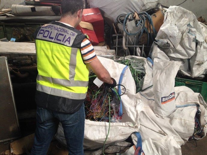 Un agente ante parte del cobre recuperado