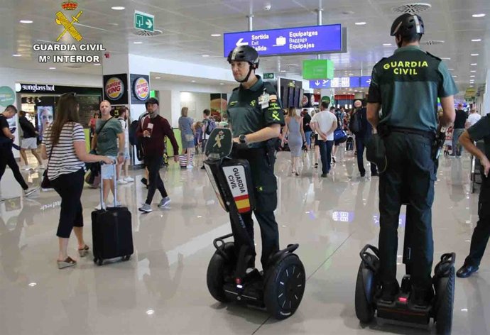 Dos agentes en un vehículo 'segway'