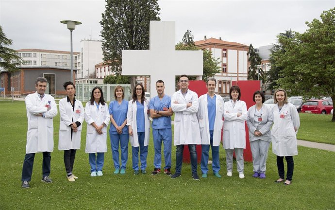 El equipo de Neurocirugía posa en el recinto del CHN. 