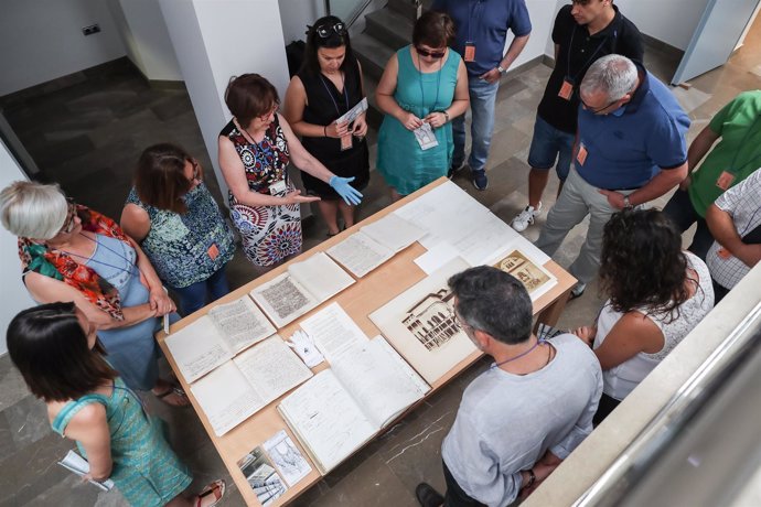 Visita a los fondos de la Alhambra en el Día de los Archivos