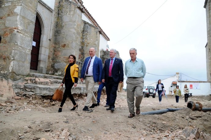 Ruiz (izda.) durante su visita a Pedroche