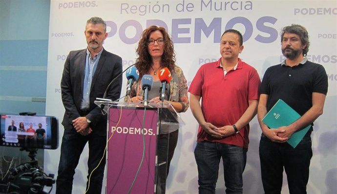 La diputada de Podemos Ángeles García Navarro en el centro     