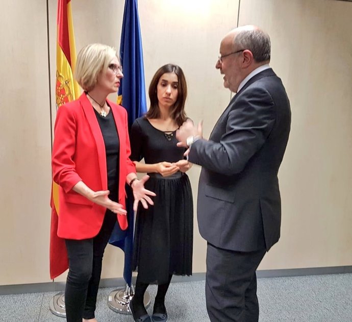 Fernando García Casas con Nadia Murad (centro) y Beatriz Becerra