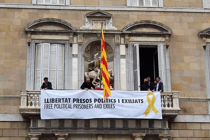 Pancarta del Palau de la Generalitat por soberanistas presos o en el extranjero