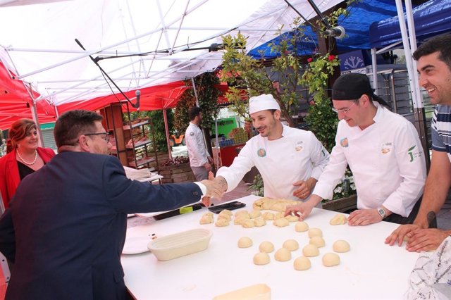 El consejero saluda a asistentes aI II Certamen Nacional de Panadería Artesana.