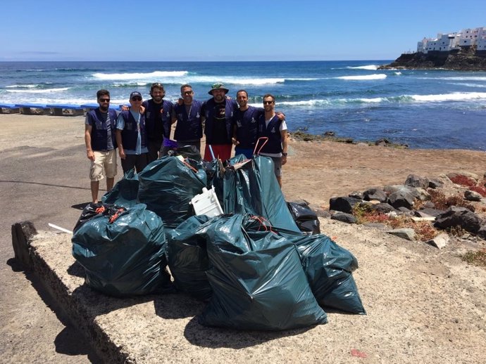 Efectivos de Salvamento Marítimo recogen residuos en la playa de Moya