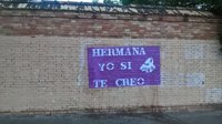Colocan carteles y pancartas en muros y puentes de Sevilla en apoyo a la víctima de 'La Manada'