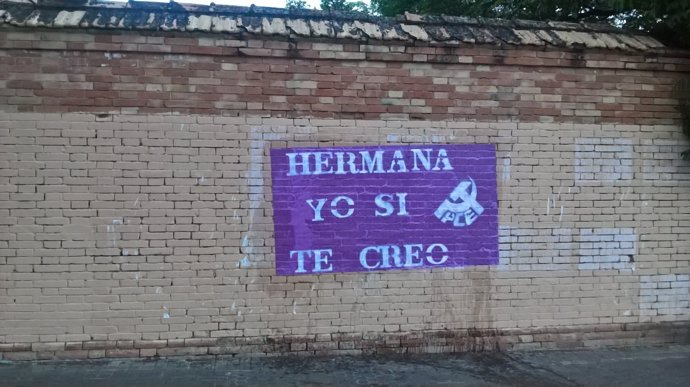 Uno de los carteles de PCE en apoyo a la víctima de 'La Manada'