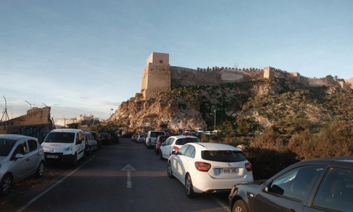Entorno de La Alcazaba frente al parque de La Hoya, en Las Perchas