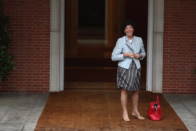 Isabel Celaá, portavoz del Gobierno, llega a su primer Consejo de Ministros