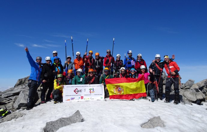 [Gruposociedad] Ndp Cuatro Montañeros Ciegos Coronan El Pico Más Alto De Los Alp