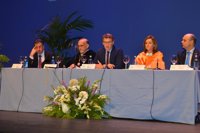 Feijóo, a graduados: "Todos tenemos dudas y miedo a escoger, pero debéis confiar en vuestras posibilidades"