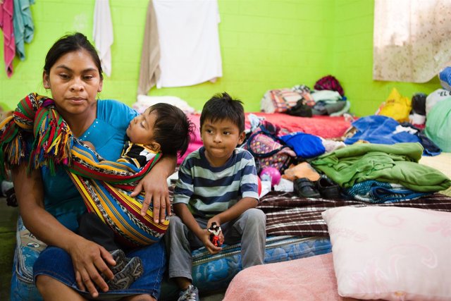 Melany con sus hijos en un albergue de Guatemala