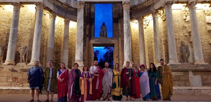 Alcaldes del Grupo Ciudades Patrimonio con ropas romanas en el teatro de Mérida