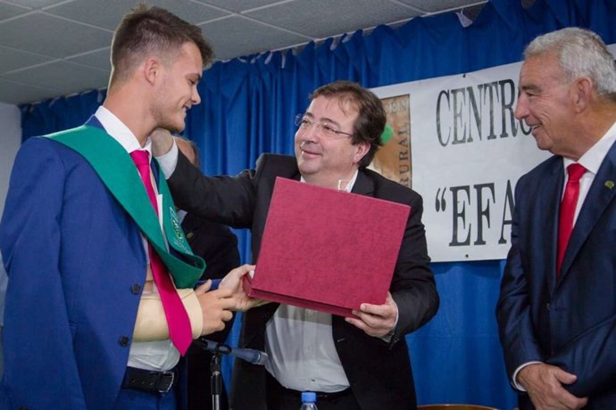 Vara con uno de los graduados