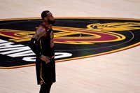 LeBron James: "Jugué los tres últimos partidos con la mano rota"