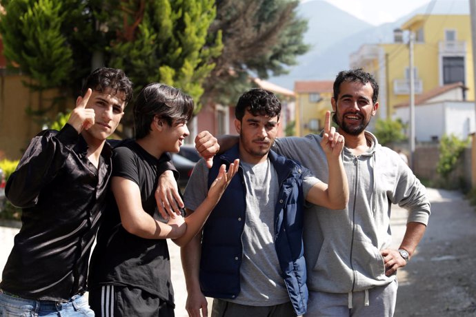 Inmigrantes sirios cerca de un Centro de Solicitantes de Asilo en Tirana