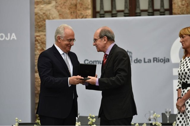 Sáenz recibe el galardón en nombre de Alberto Corazón