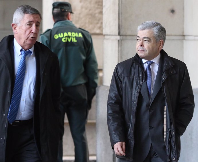 Agustín Barberá, junto a su abogado, en la quinta sesión del juicio de los ERE