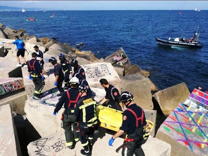 Rescat d'una persona a la platja de Sant Sebastià de Barcelona