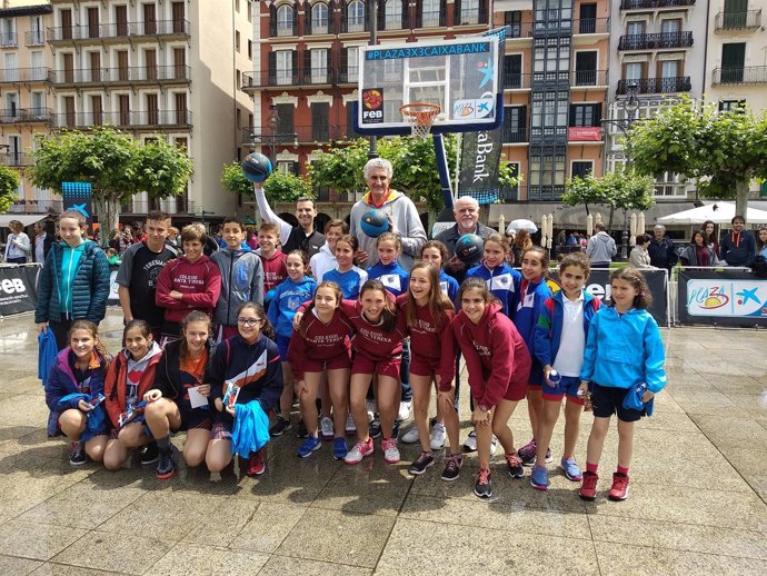 Fernando Romay con participantes en el 'Basket Plaza 3x3 CaixaBank'