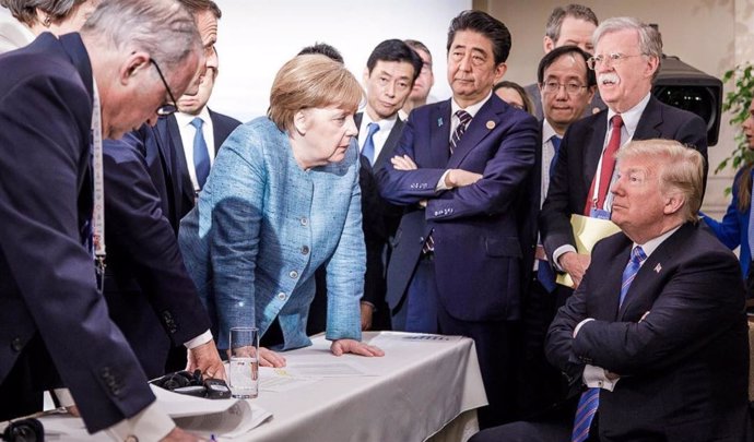 Trump y Merkel, junto a otros líderes durante la cumbre del G-7