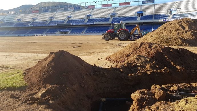 Cambio de césped en el Estadio Heliodoro Rodríguez López 