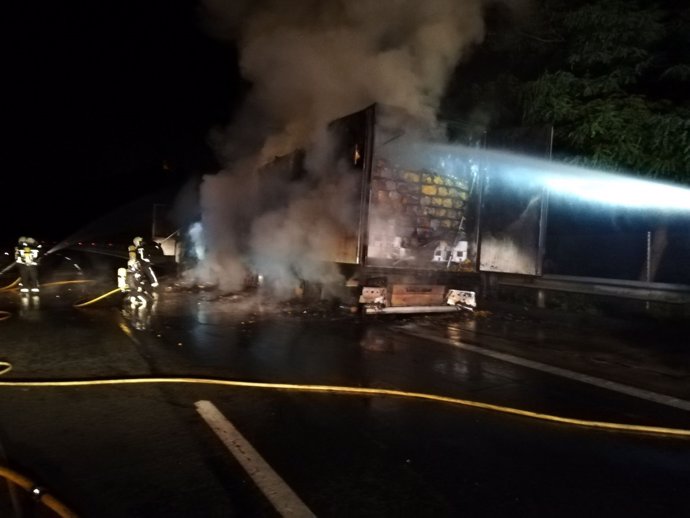 Incendio de un camión frigorífico en Arazuri