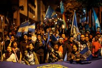 Cientos de guatemaltecos exigen la renuncia de Jimmy Morales por la crisis del Volcán de Fuego