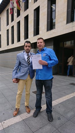 El letrado (izda) y el afectado ante el Edificio de los Juzgados. 