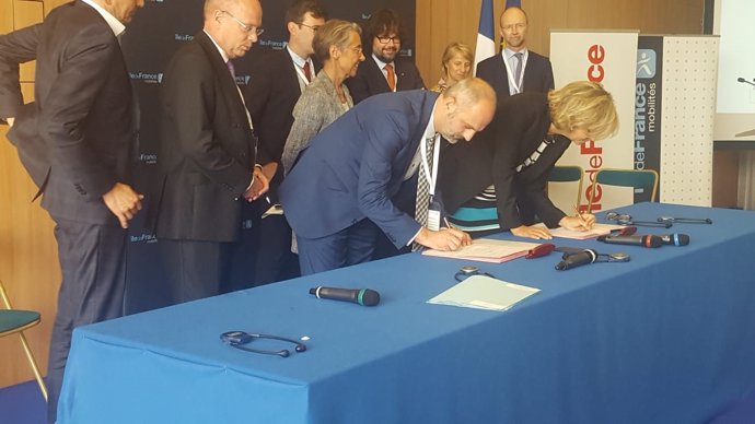 Jaume Mateu firma la declaración conjunta en París