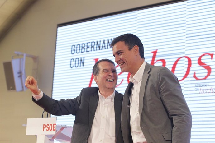 Abel Caballero y Pedro Sánchez en un acto con alcaldes y concejales