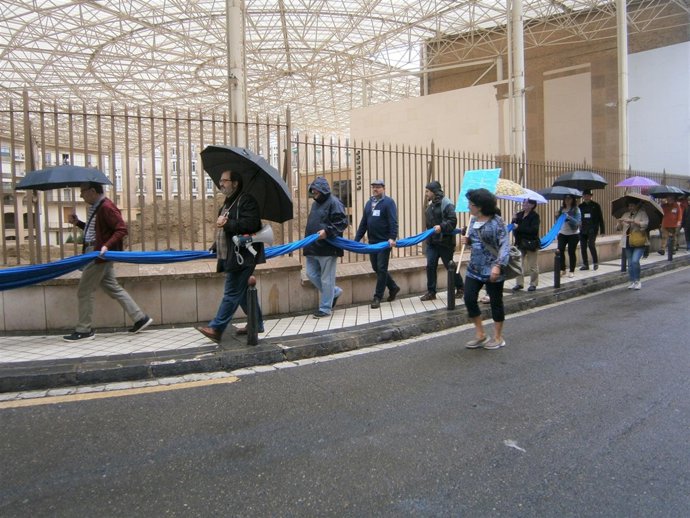 Parte de la cadena humana por la reforma del ICA.