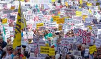 Multitudinaria manifestación en Sevilla en demanda de "una sanidad digna y sin recortes"