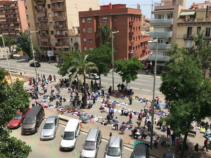El mercat de venda ambulant instal·lat a l'avinguda Meridiana de Barcelona