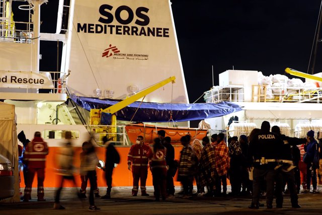 Migrantes rescatados desembarcan en el puerto italiano de Augusta