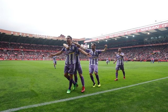 Los futbolistas del Real Valladolid celebran un gol en El Molinón.