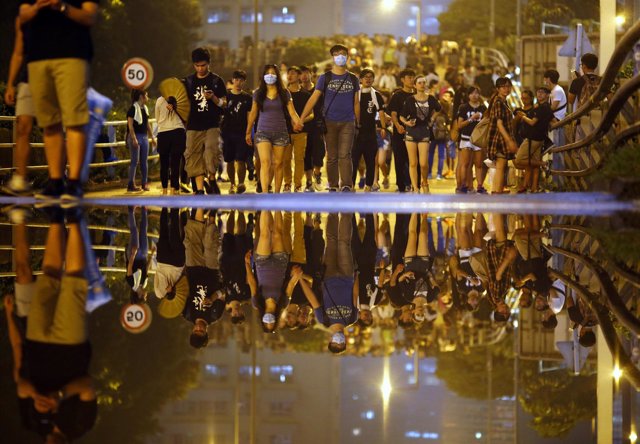 Manifestantes bloquean una calle cercana a la sede del Gobierno en Hong Kong.