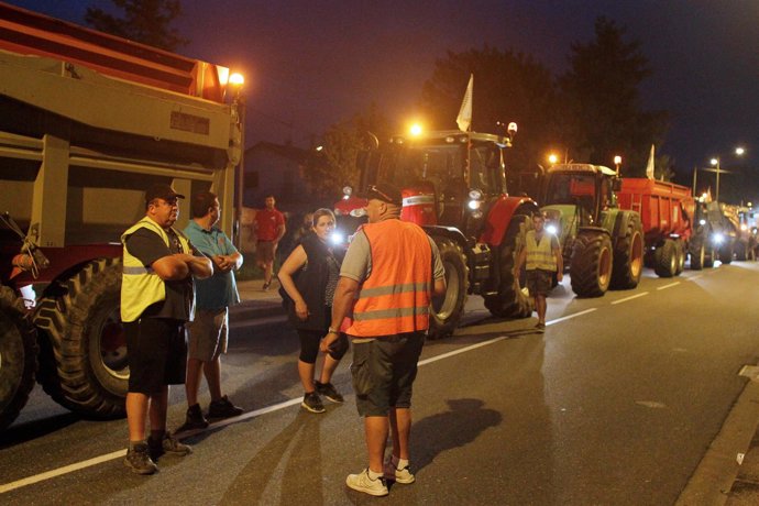 Agricultores franceses bloquean con sus tractores una carretera en Feyfzin