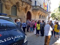 Medio centenar de personas se concentran en apoyo a la víctima de homofobia en la Policía Local