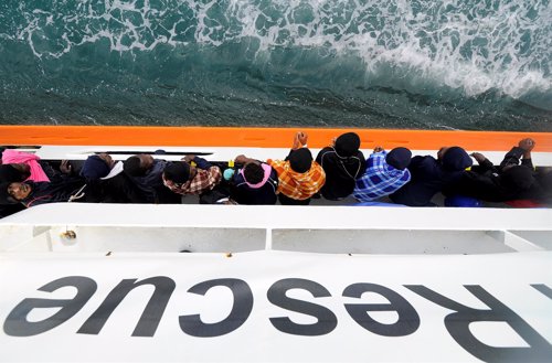 Migrantes esperan a desembarcar del Aquarius 