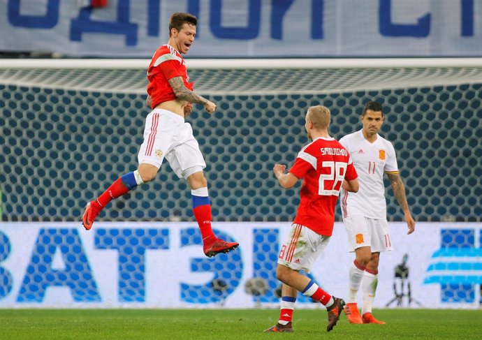 Fedor Smolov celebra uno de sus goles ante España