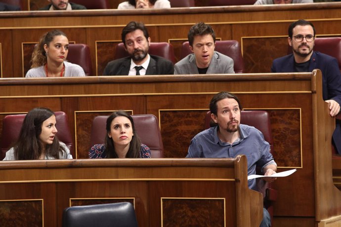 Irene Montero y Pablo Iglesias en la sesión de control al Gobierno